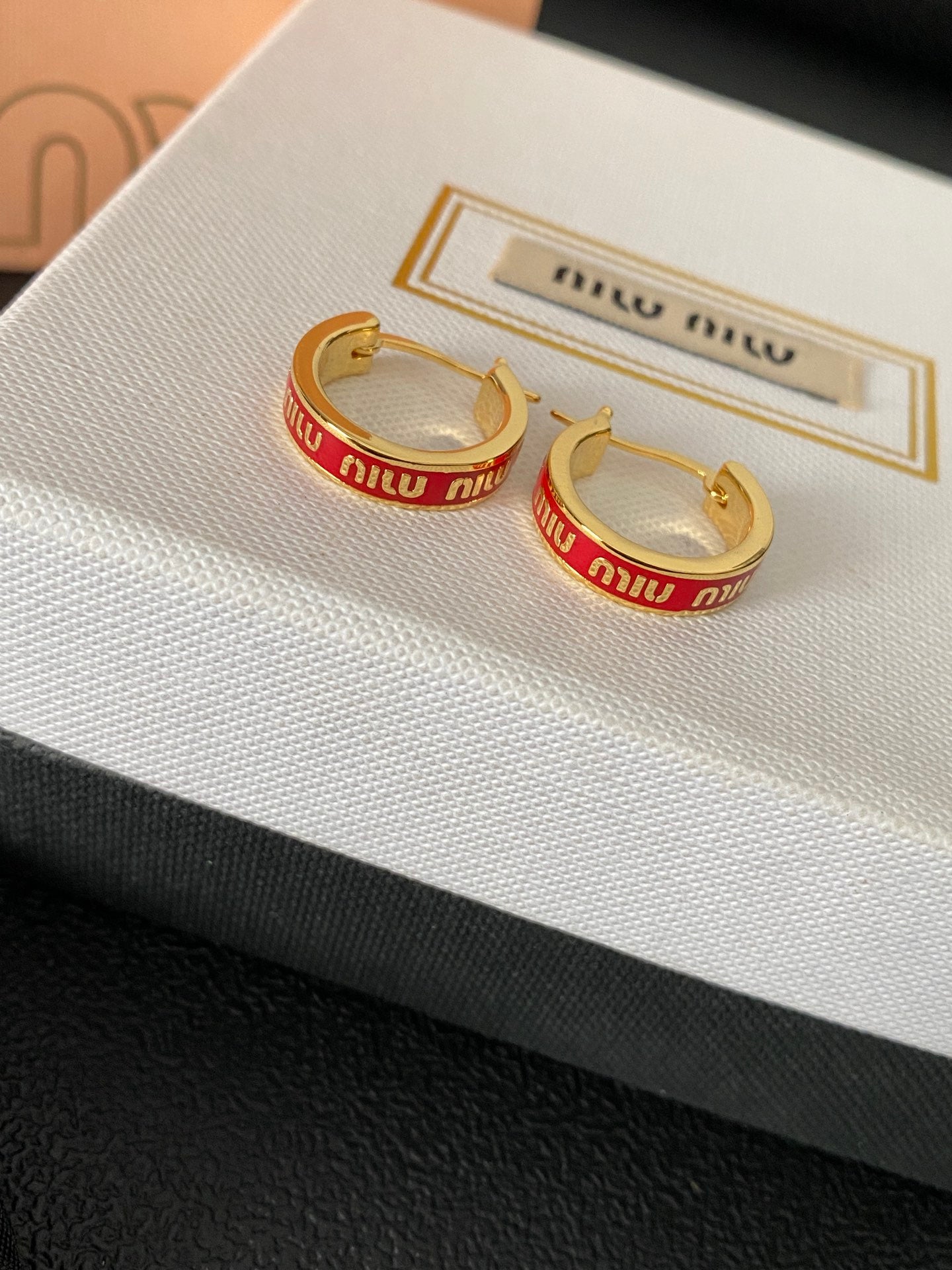 Aretes de latón esmaltado