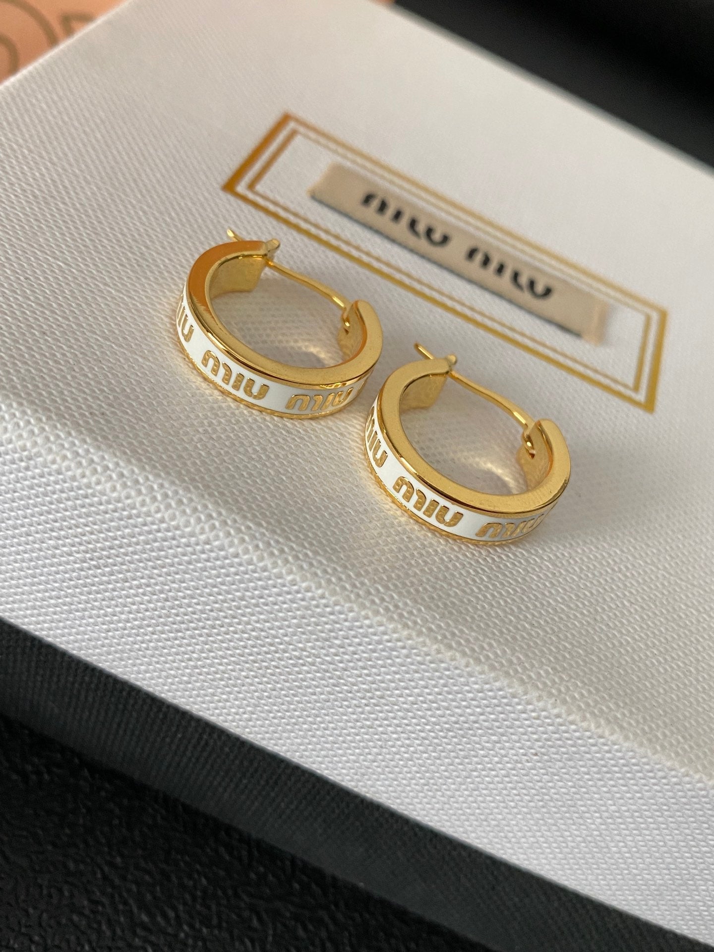 Aretes de latón esmaltado