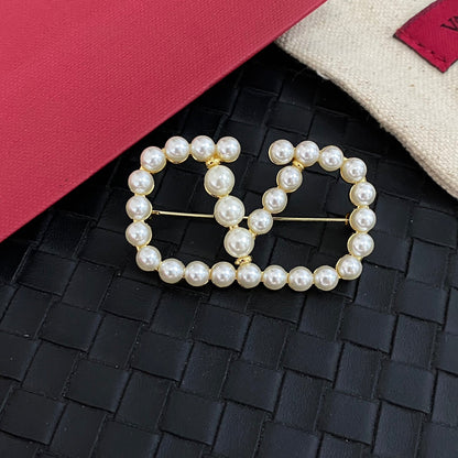 Broche V perle élégante