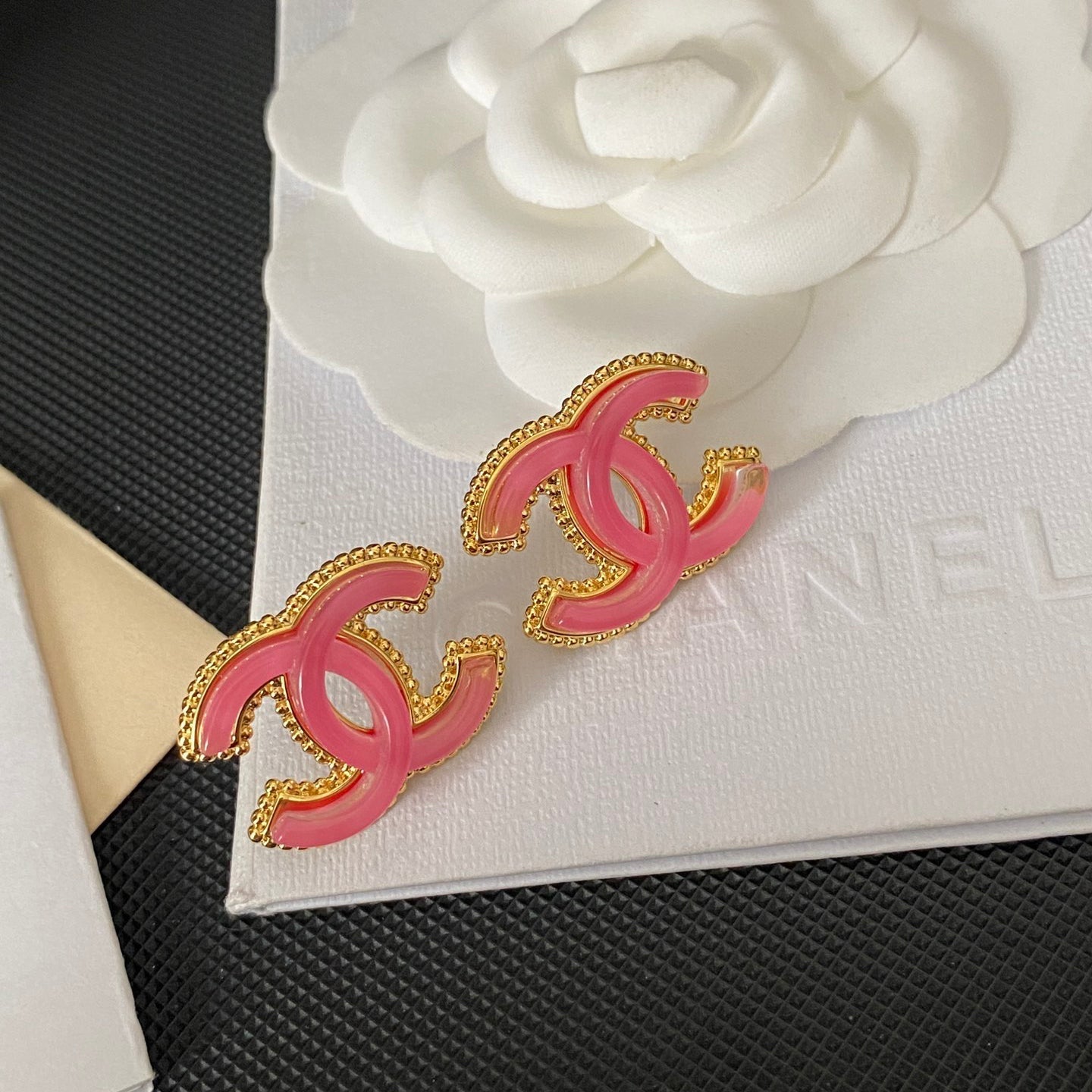 Pendientes con logo rosa de estilo retro