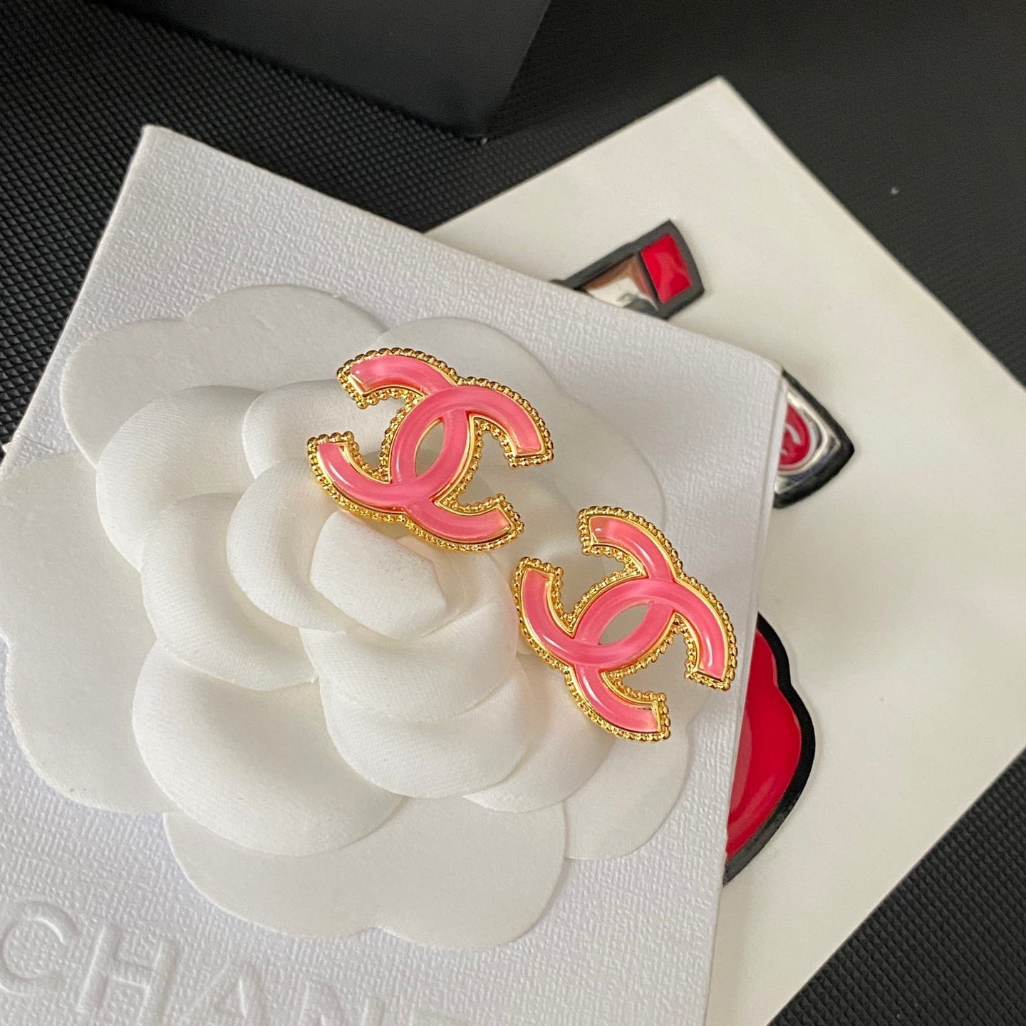 Pendientes con logo rosa de estilo retro