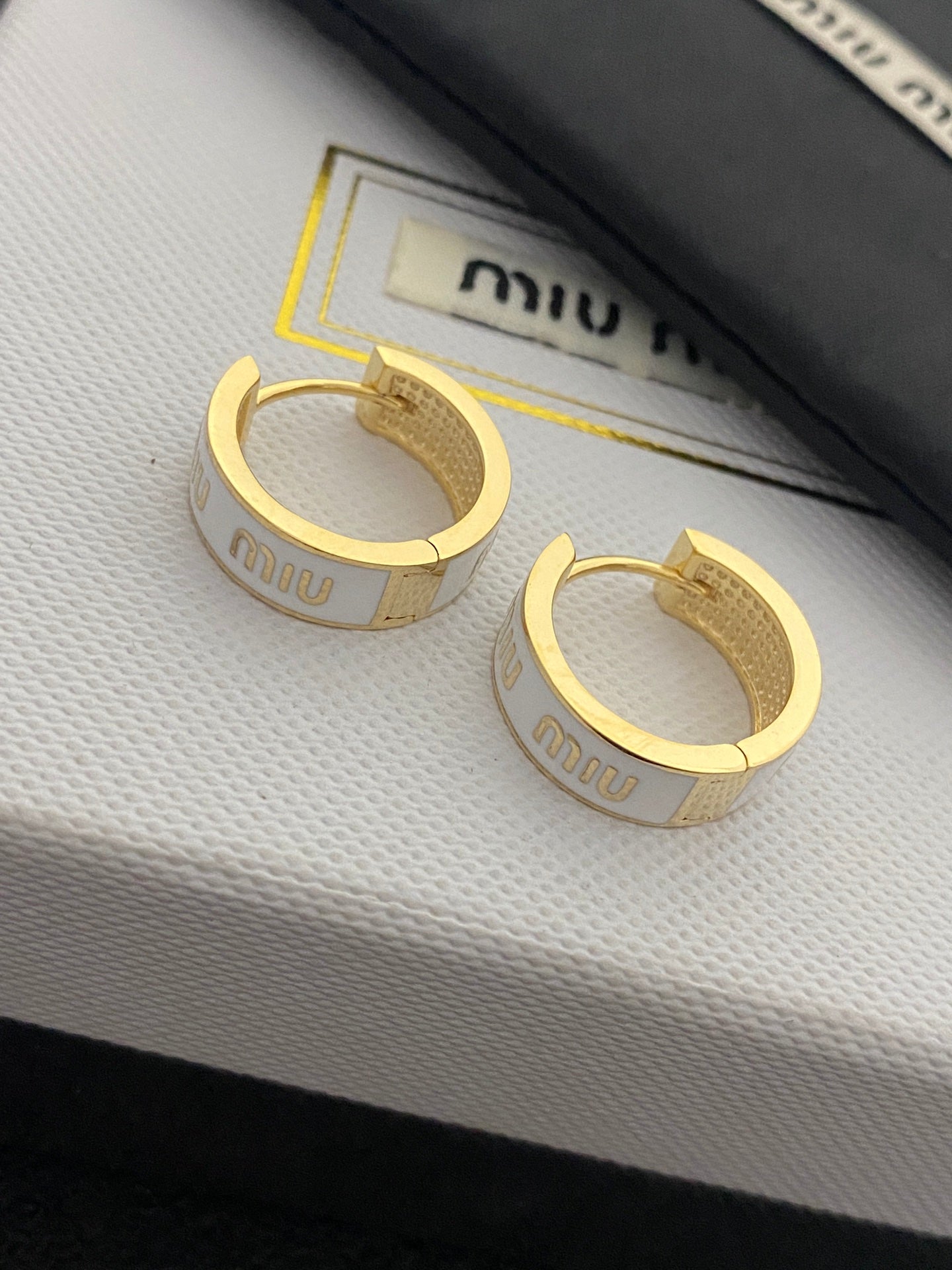 Aretes de latón esmaltado