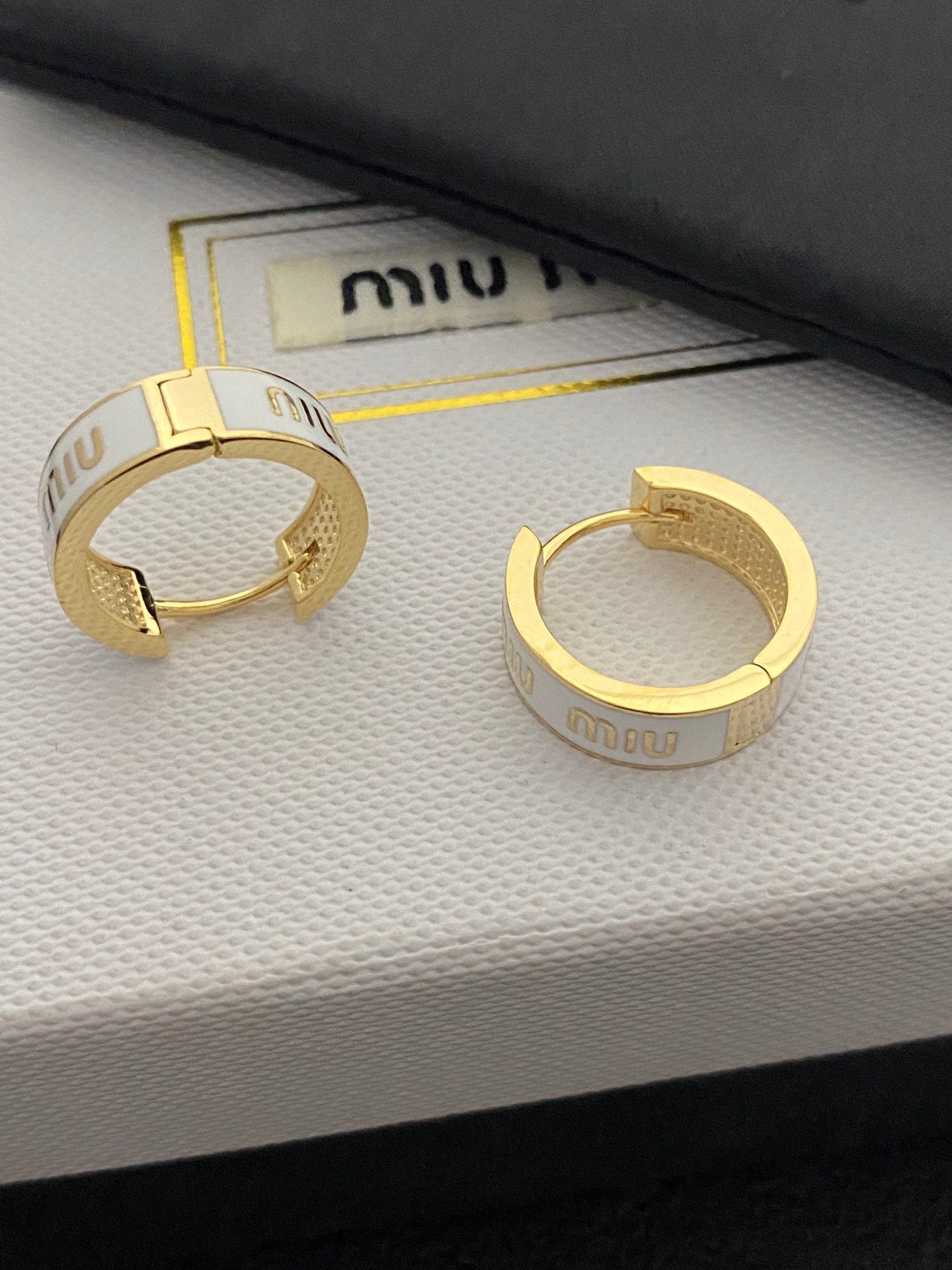 Aretes de latón esmaltado