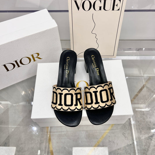 Sandalias de tacón con bordado de rafia
