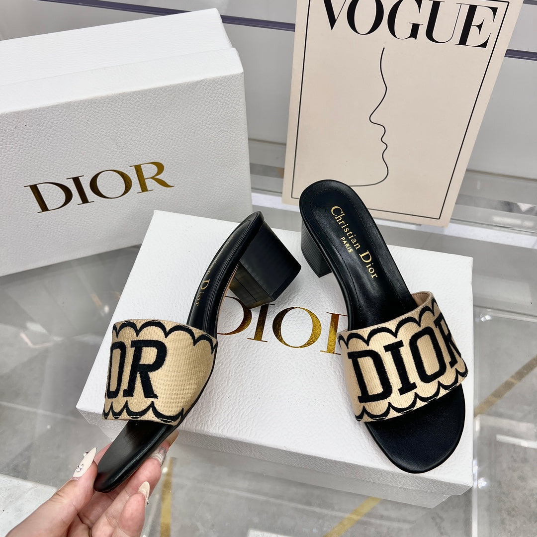 Sandalias de tacón con bordado de rafia