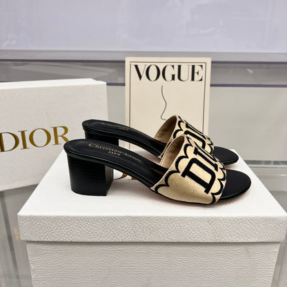 Sandalias de tacón con bordado de rafia