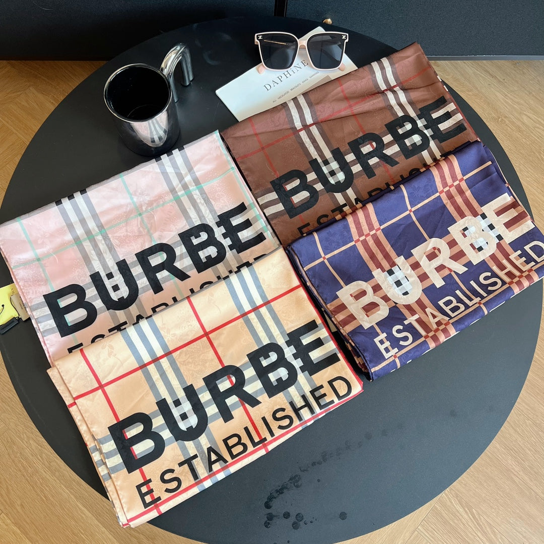 Foulard en soie à carreaux classiques quatre couleurs