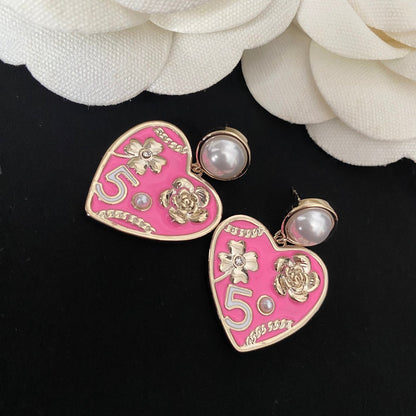 Pendientes elegantes de corazón con perlas y flores