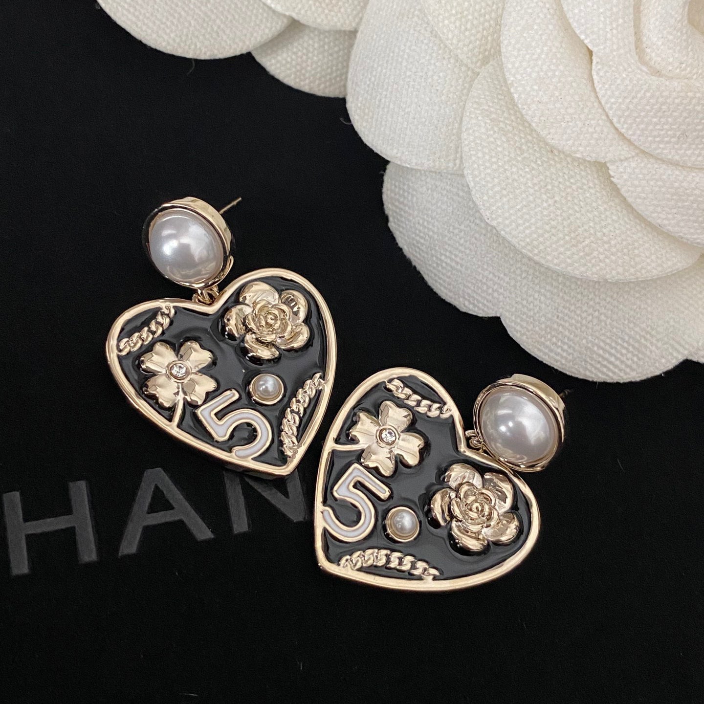 Pendientes elegantes de corazón con perlas y flores