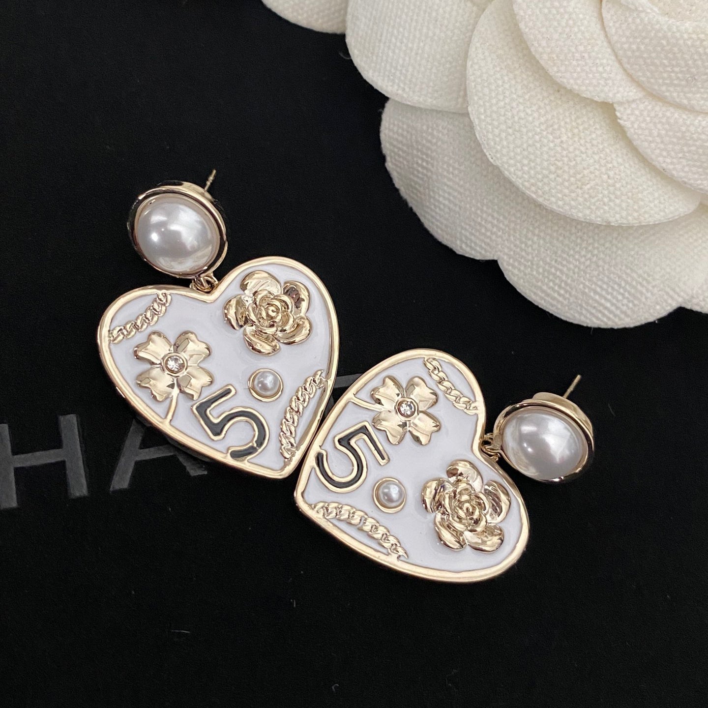 Pendientes elegantes de corazón con perlas y flores