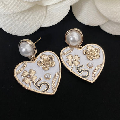 Pendientes elegantes de corazón con perlas y flores