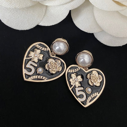 Pendientes elegantes de corazón con perlas y flores