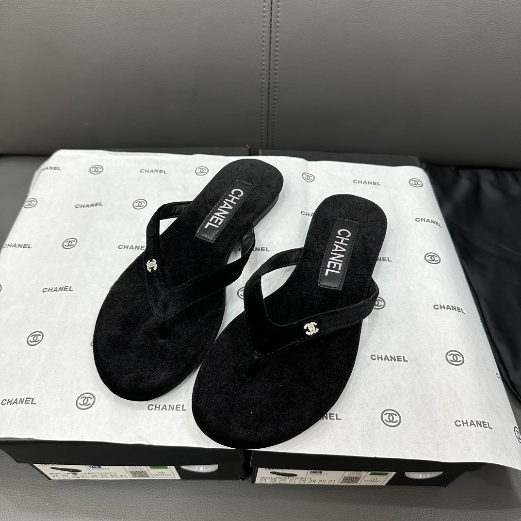 Chanclas con logotipo de pedrería