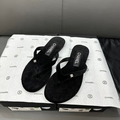 Chanclas con logotipo de pedrería