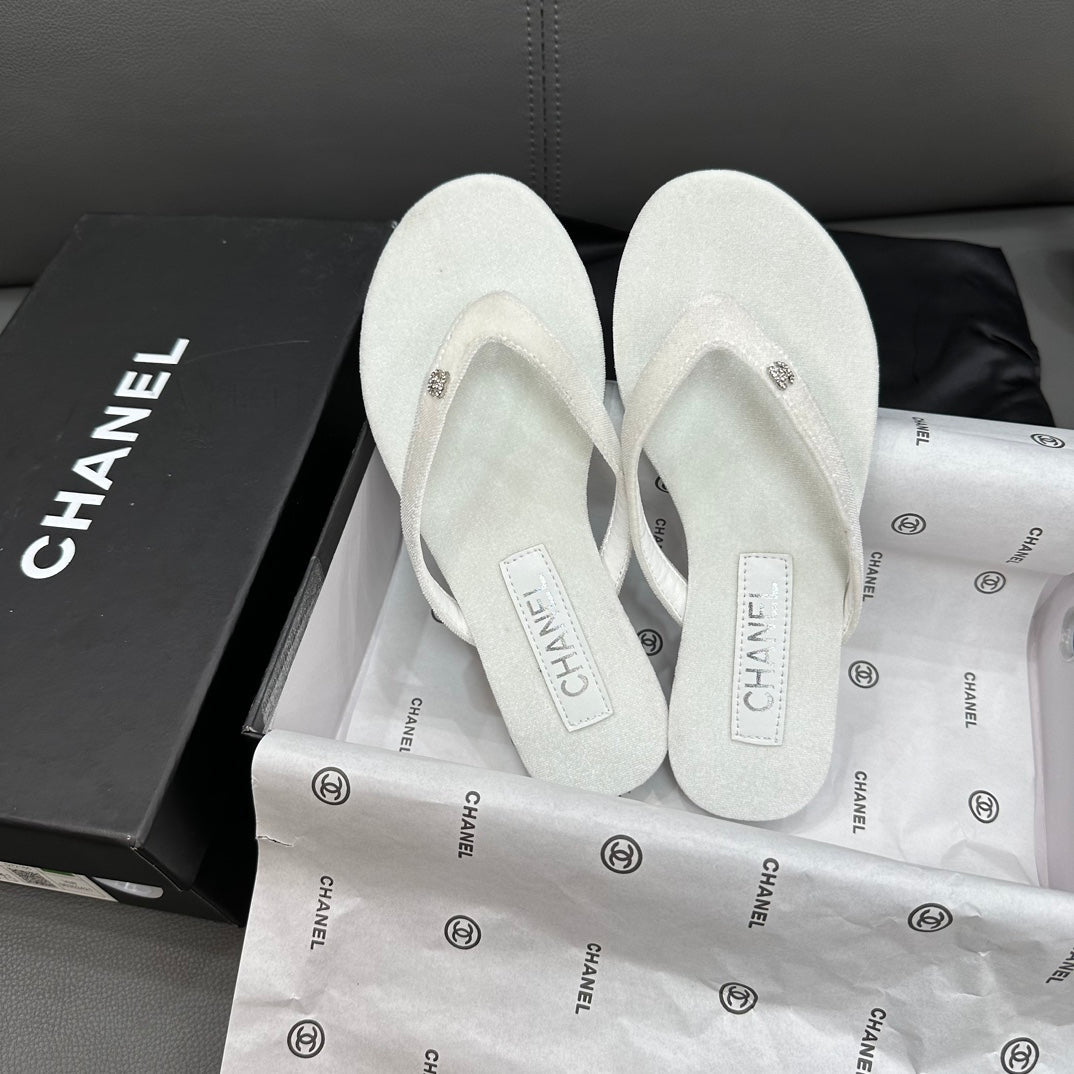 Chanclas con logotipo de pedrería