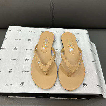 Chanclas con logotipo de pedrería