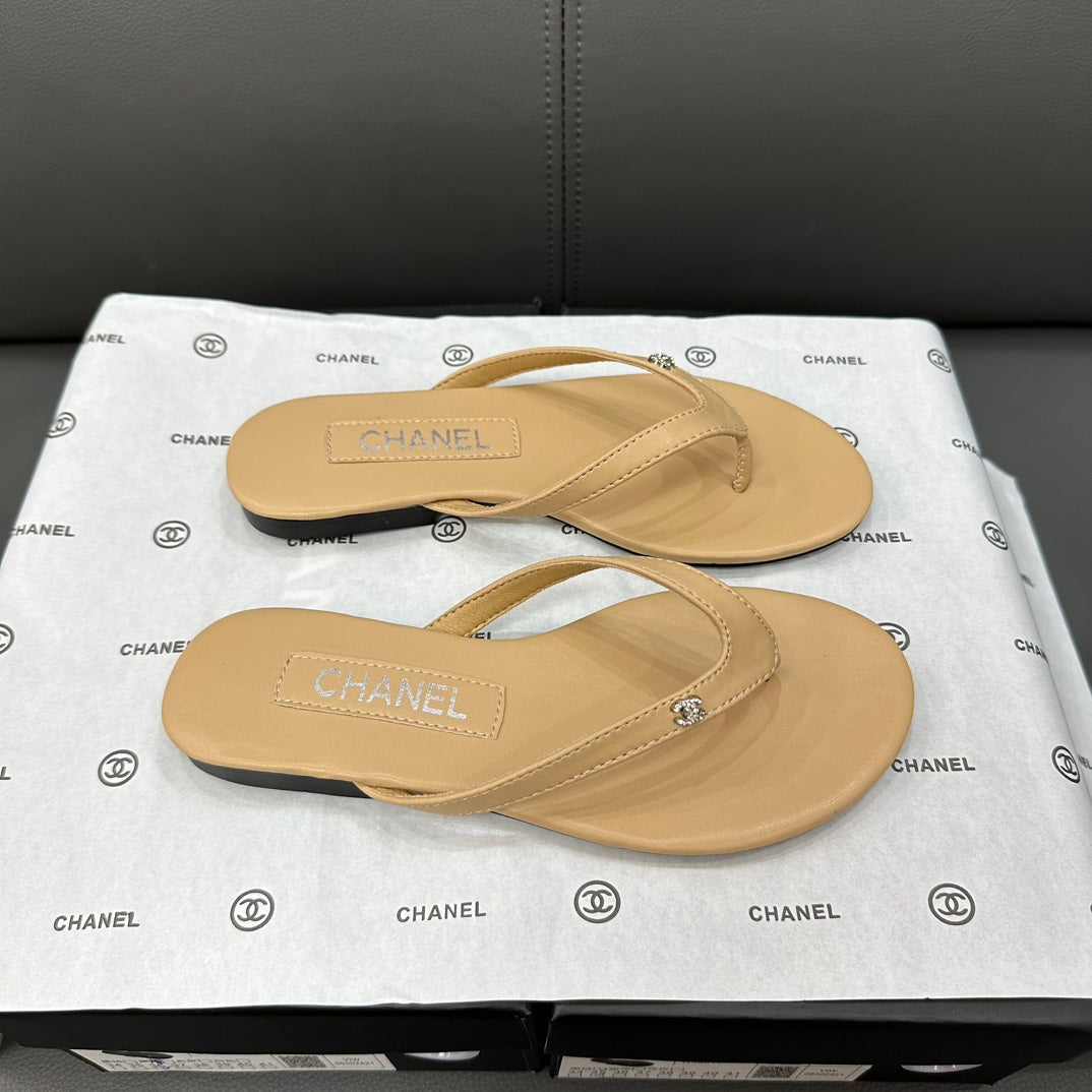 Chanclas con logotipo de pedrería