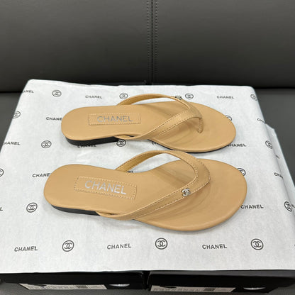 Chanclas con logotipo de pedrería