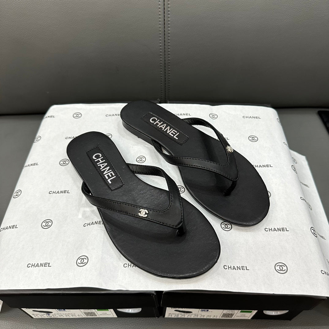 Chanclas con logotipo de pedrería