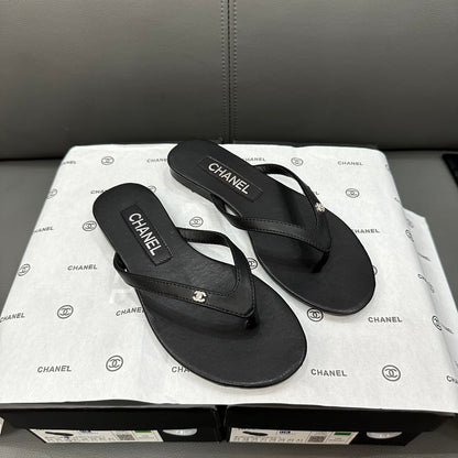 Chanclas con logotipo de pedrería