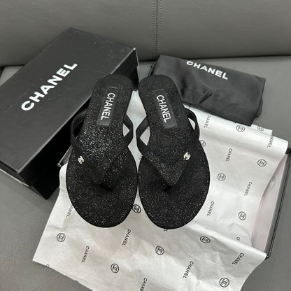 Chanclas con logotipo de pedrería