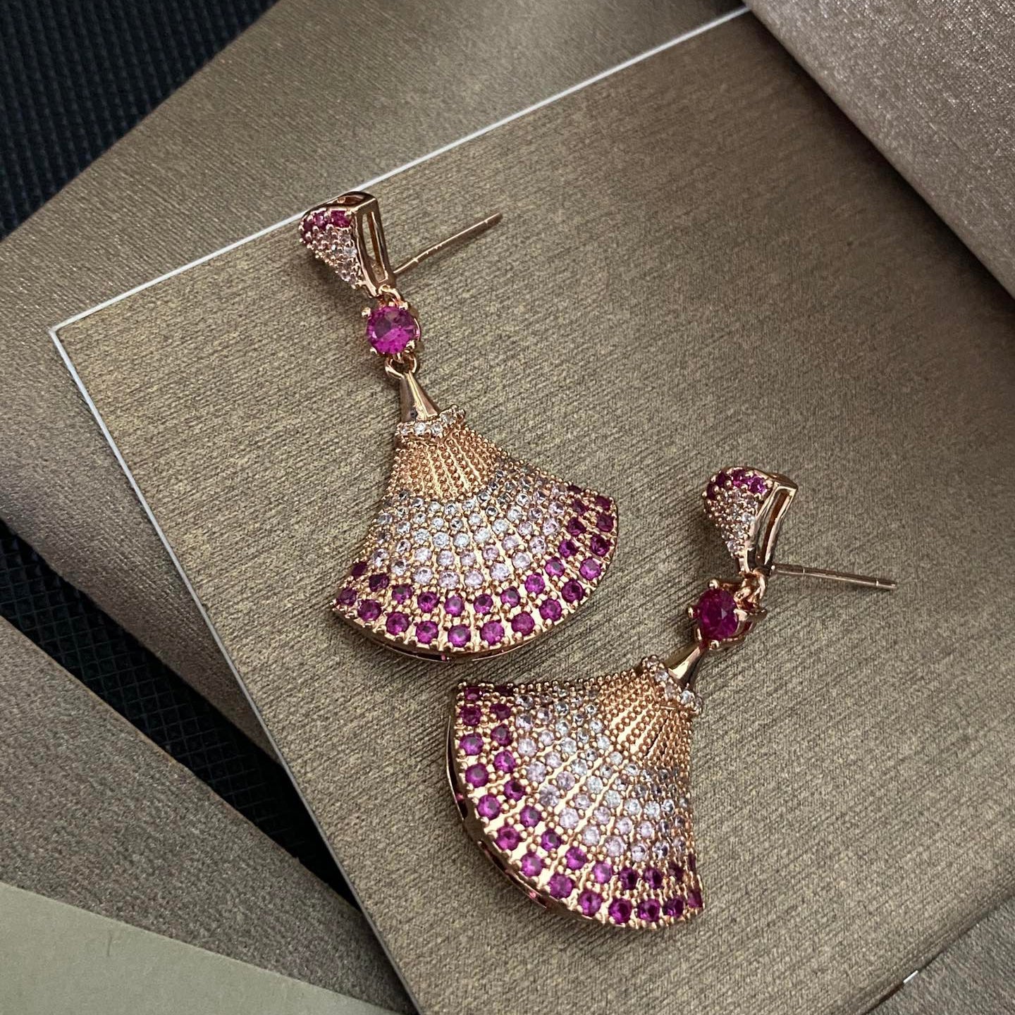 Boucles d'oreilles en éventail entièrement diamantées 2 couleurs