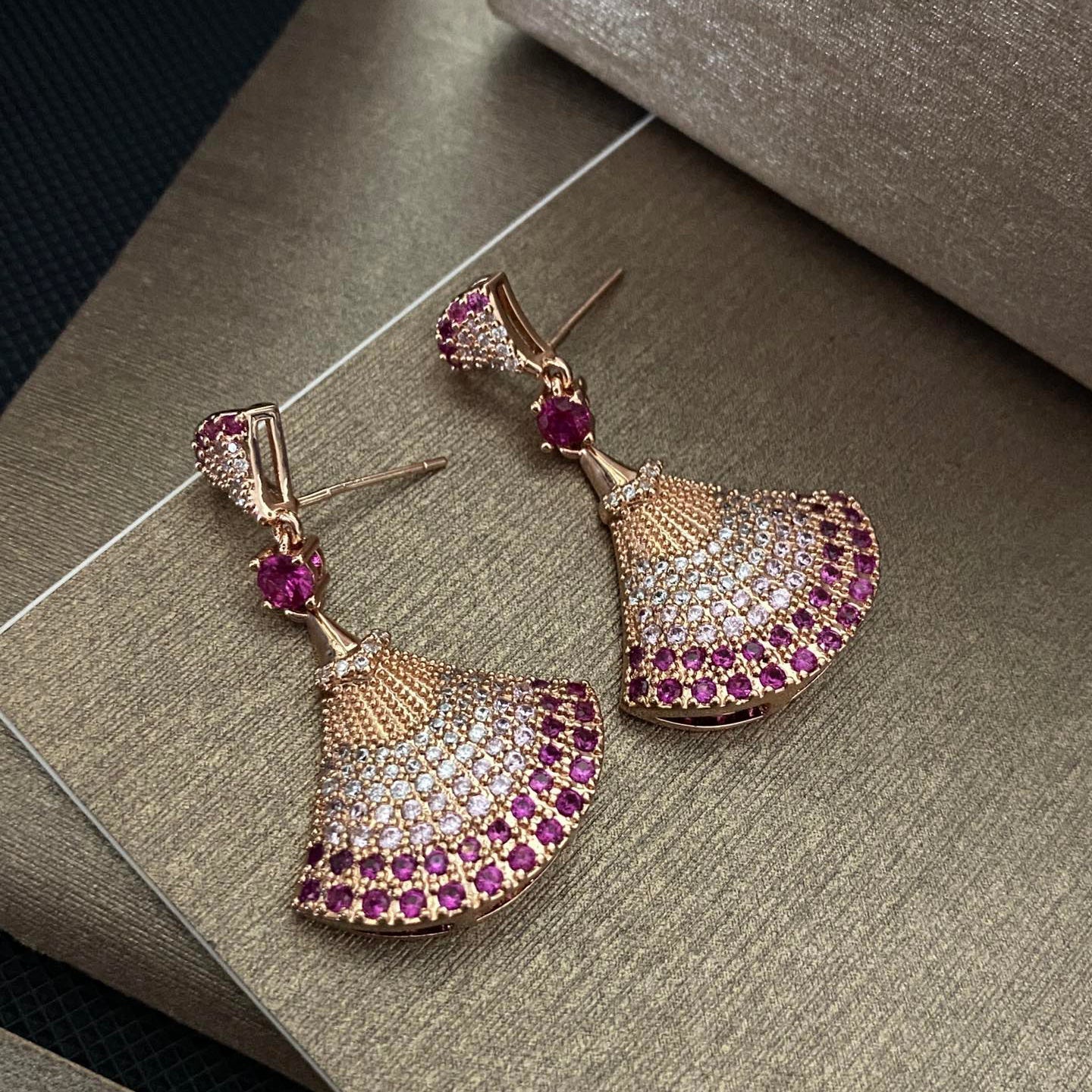 Boucles d'oreilles en éventail entièrement diamantées 2 couleurs