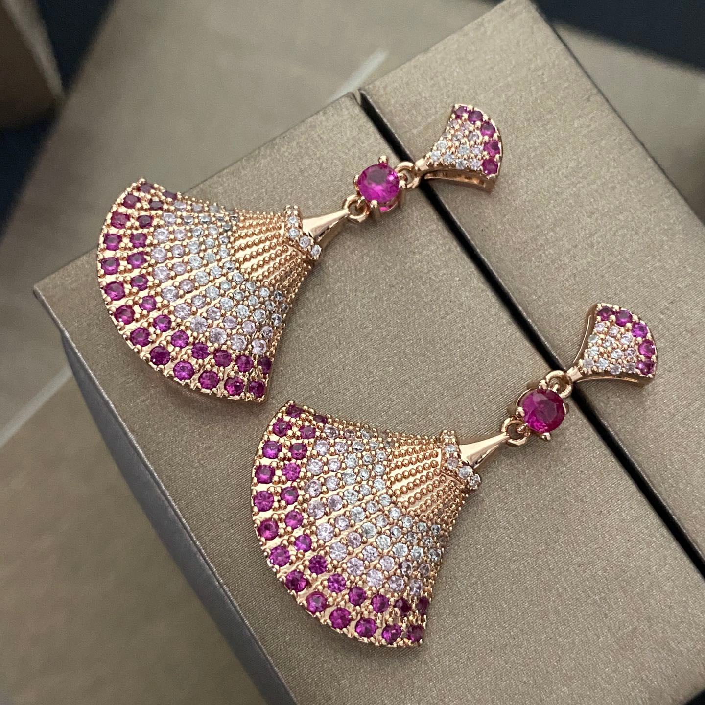 Boucles d'oreilles en éventail entièrement diamantées 2 couleurs