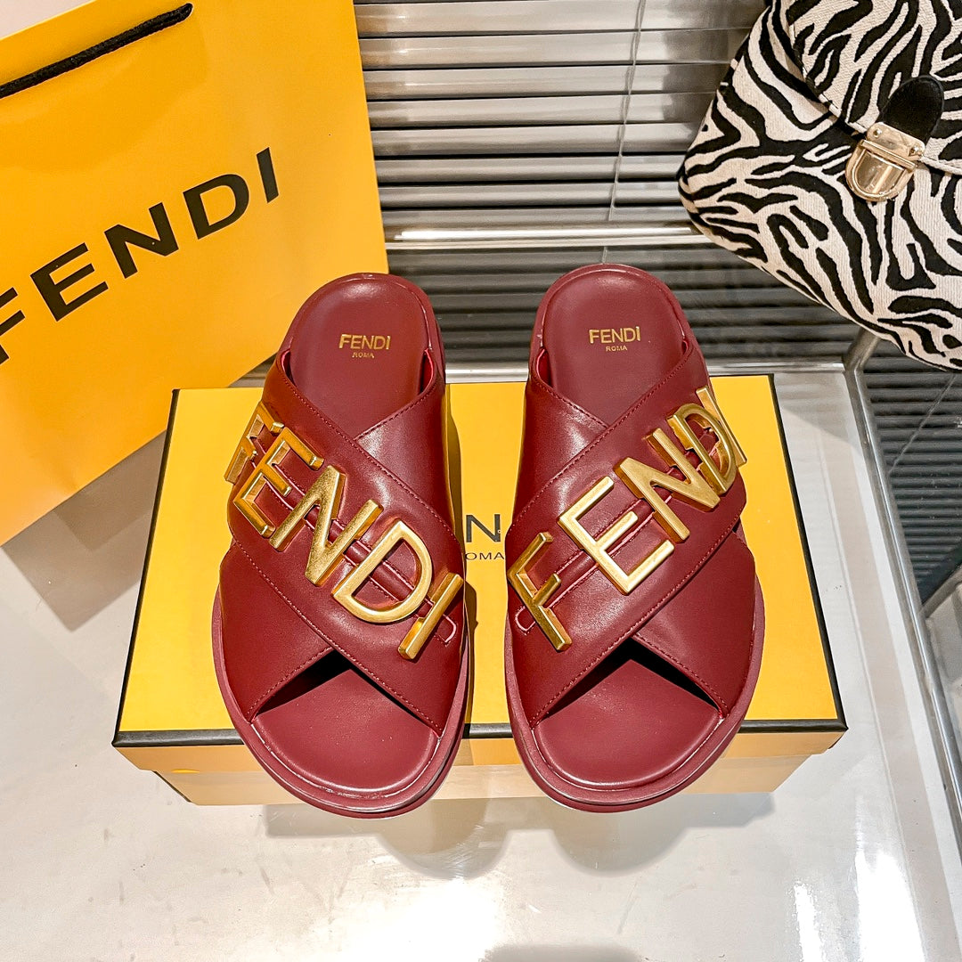 Pantuflas Cómodas de Cuero con Letras de Metal