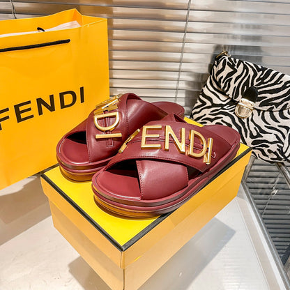 Pantuflas Cómodas de Cuero con Letras de Metal