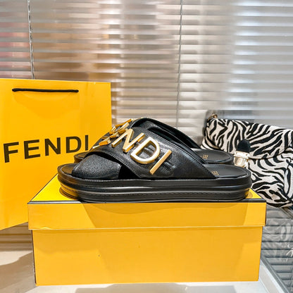 Pantuflas Cómodas de Cuero con Letras de Metal
