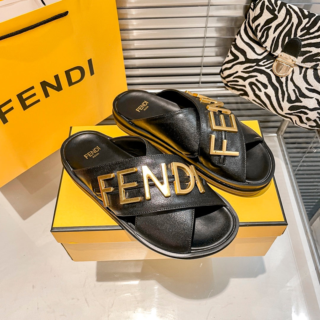 Pantuflas Cómodas de Cuero con Letras de Metal