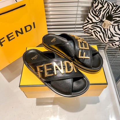 Pantuflas Cómodas de Cuero con Letras de Metal