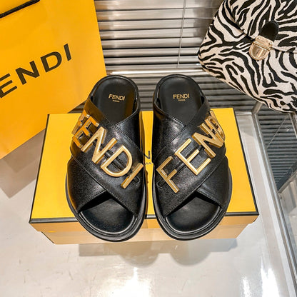 Pantuflas Cómodas de Cuero con Letras de Metal