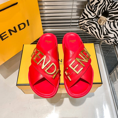 Pantuflas Cómodas de Cuero con Letras de Metal