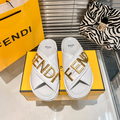 Pantuflas Cómodas de Cuero con Letras de Metal