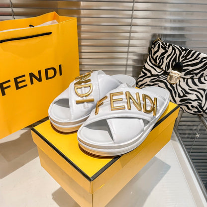 Pantuflas Cómodas de Cuero con Letras de Metal