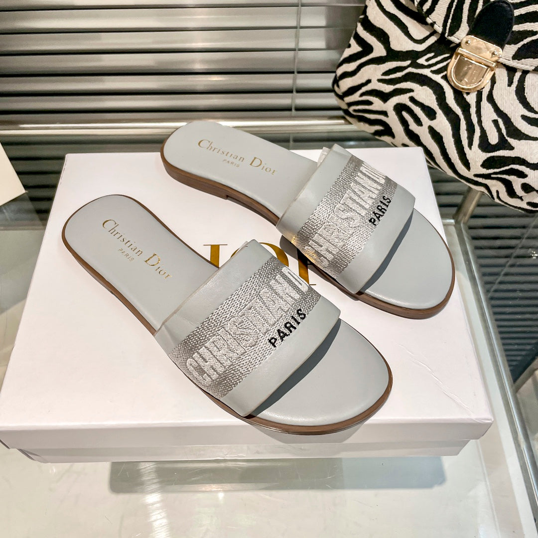 Mules en veau uni et coton brodé