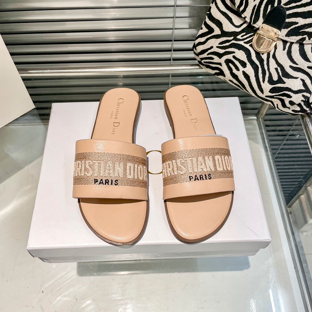 Mules en veau uni et coton brodé
