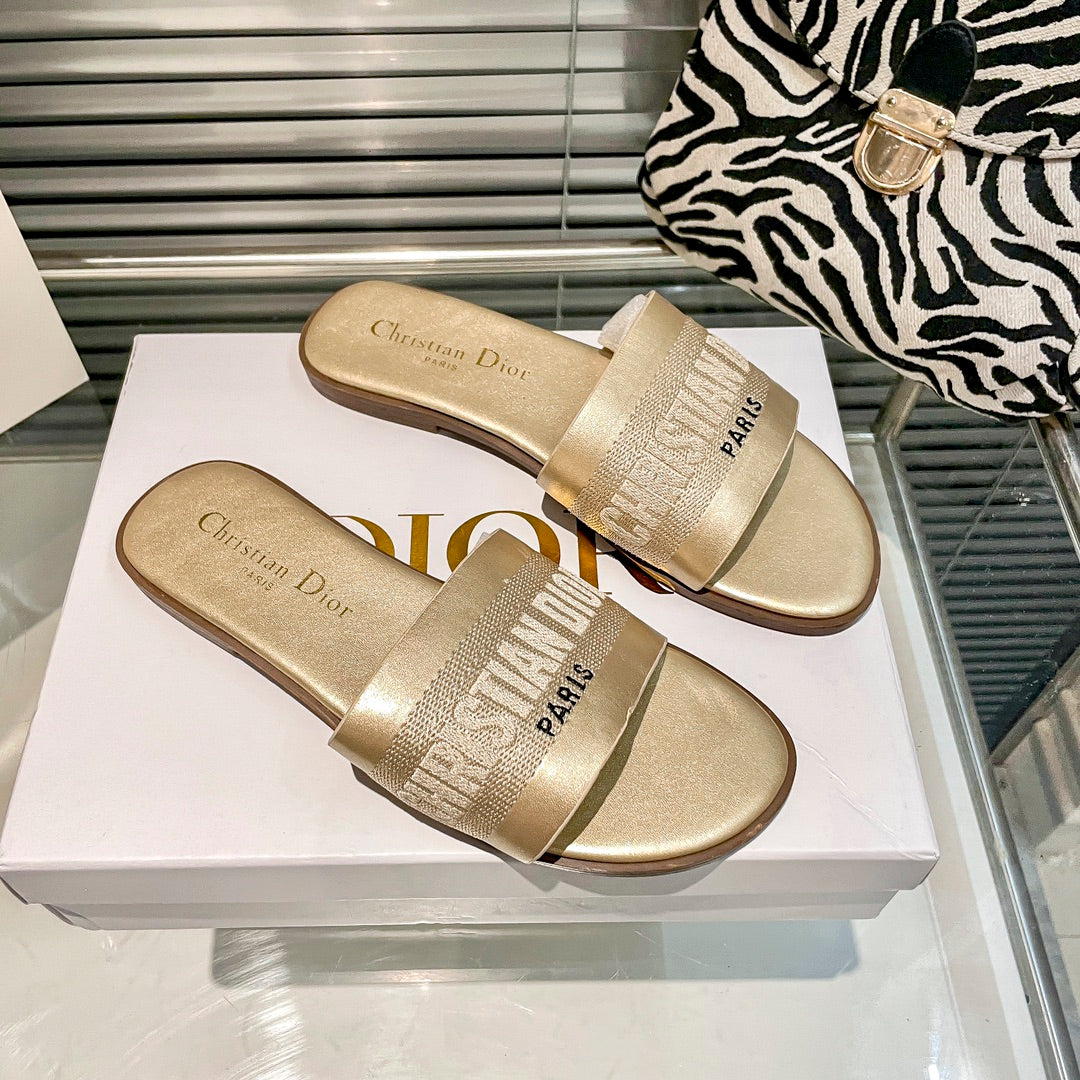 Mules en veau uni et coton brodé