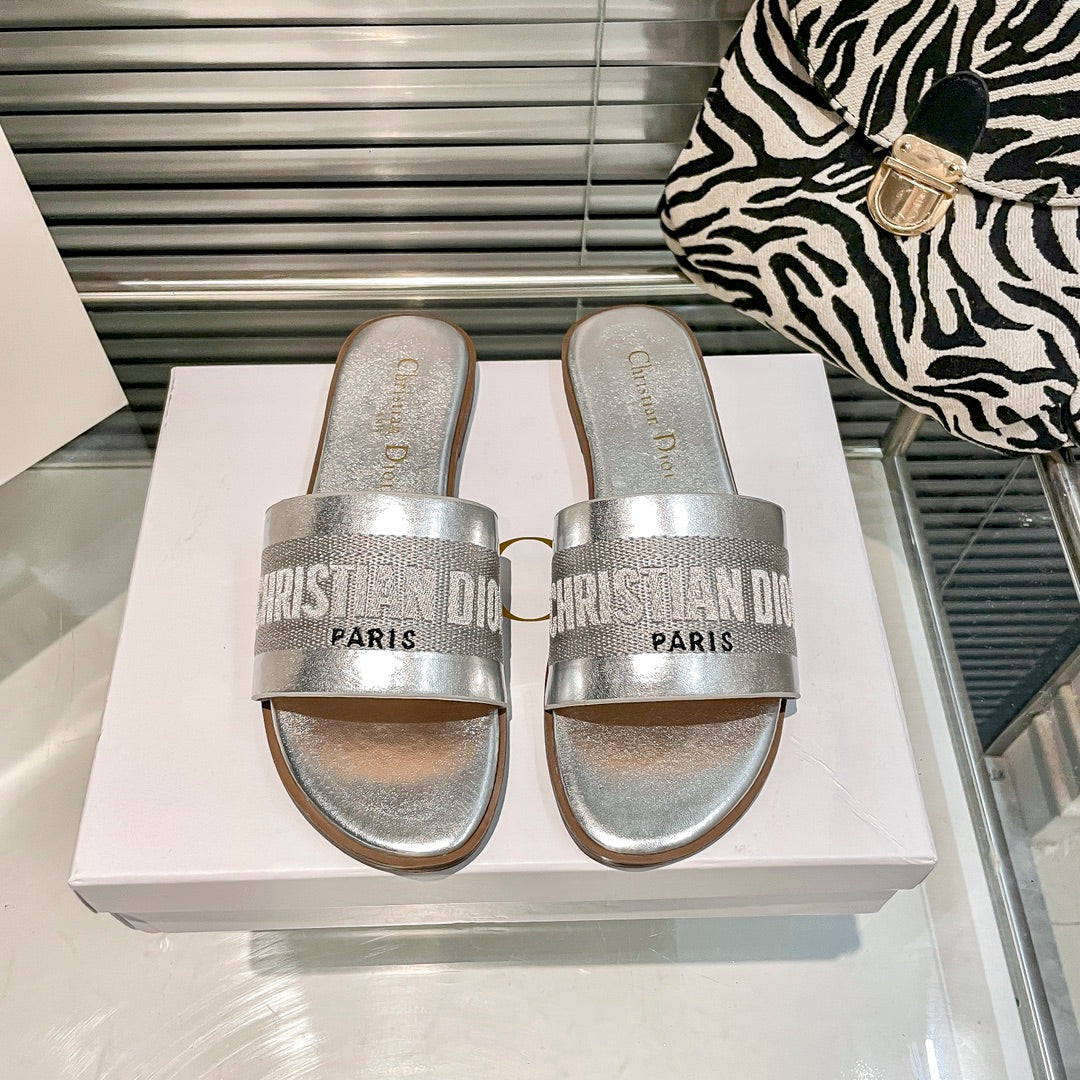 Mules en veau uni et coton brodé