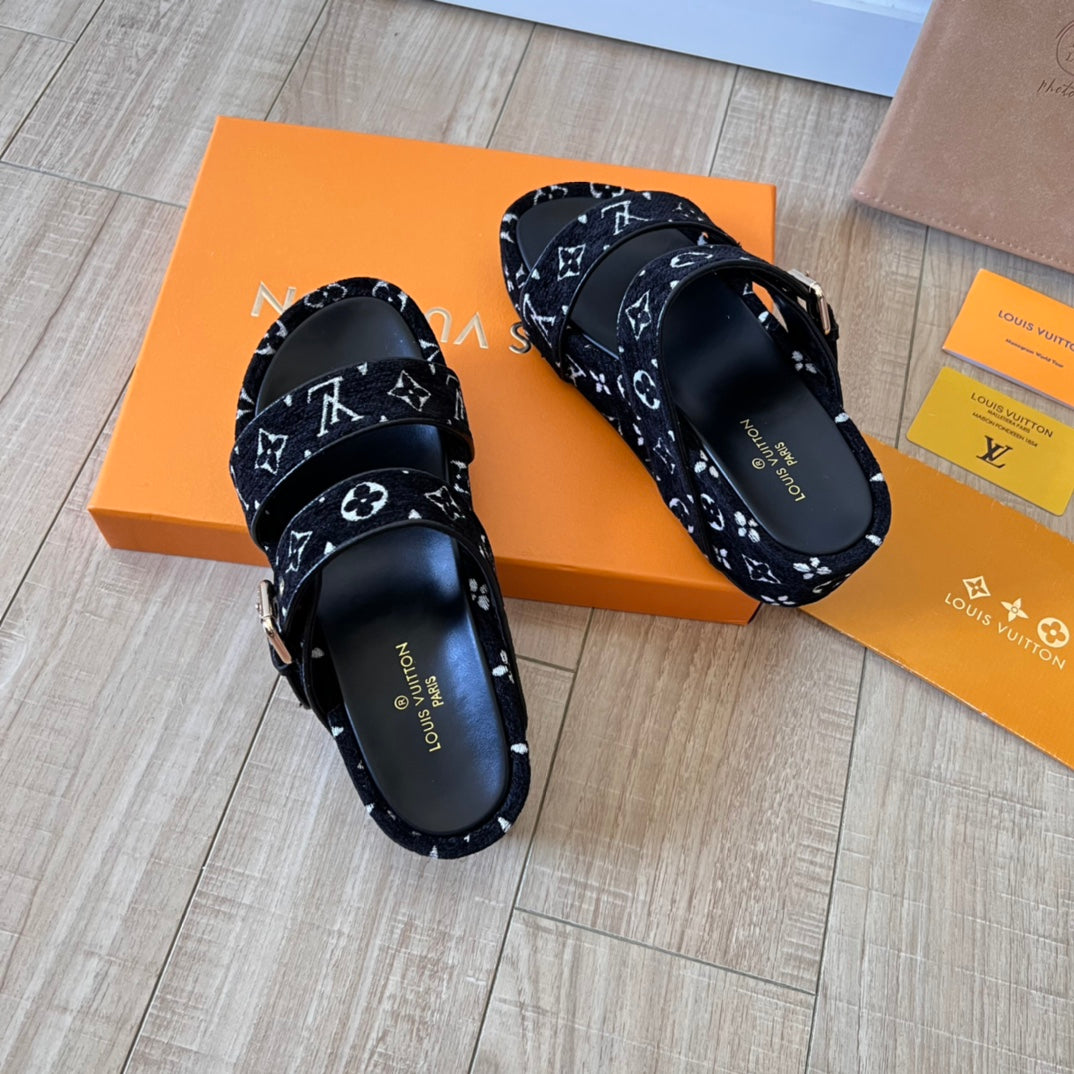 Pantuflas de Ante con Monograma y Suela Gruesa