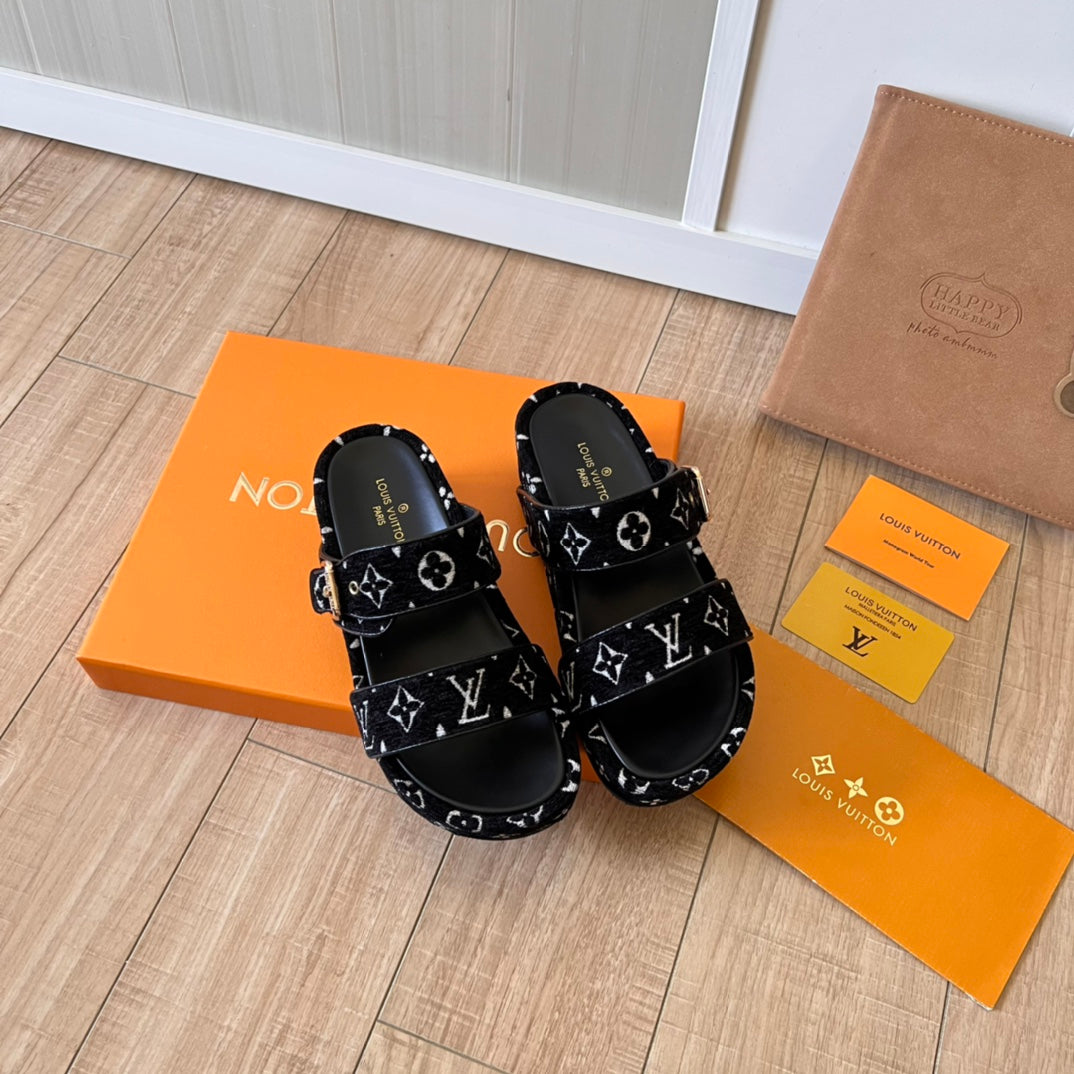 Pantuflas de Ante con Monograma y Suela Gruesa