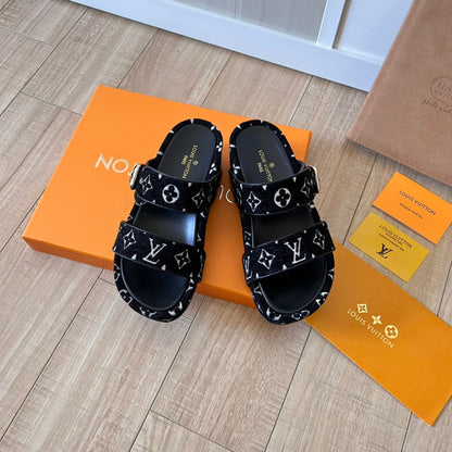 Pantuflas de Ante con Monograma y Suela Gruesa