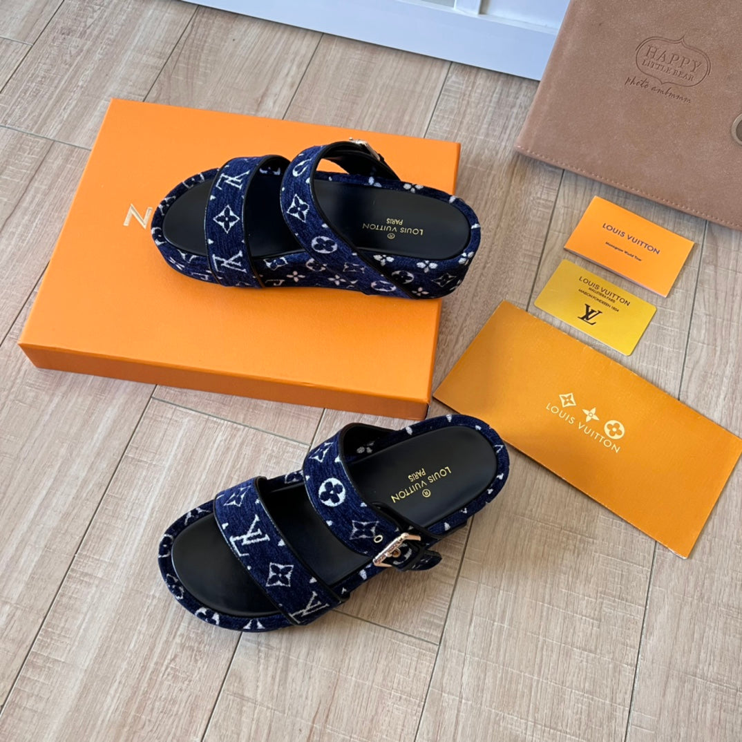 Pantuflas de Ante con Monograma y Suela Gruesa