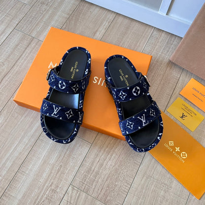 Pantuflas de Ante con Monograma y Suela Gruesa