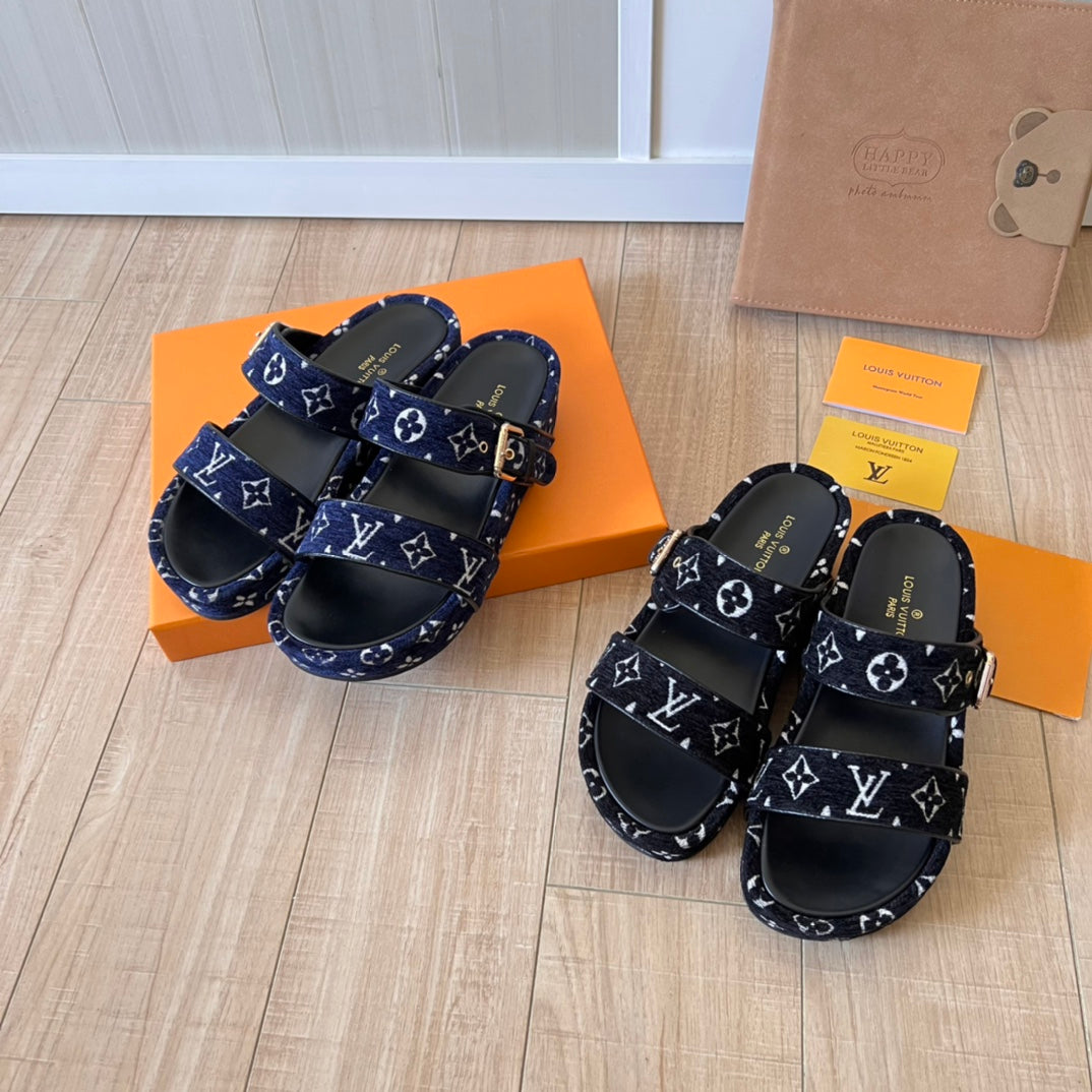 Pantuflas de Ante con Monograma y Suela Gruesa