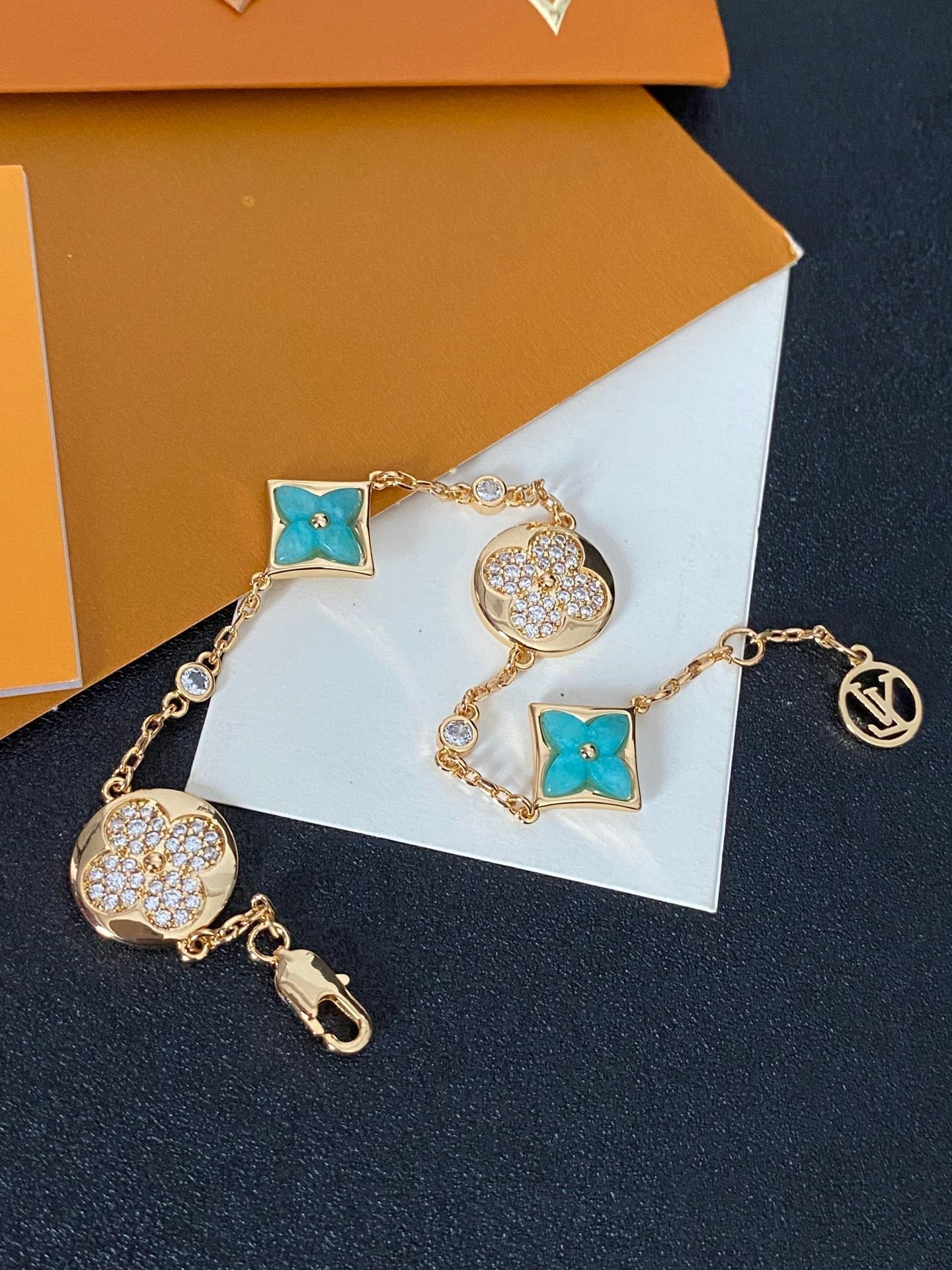 Pulsera lujosa de gemas con pedrería