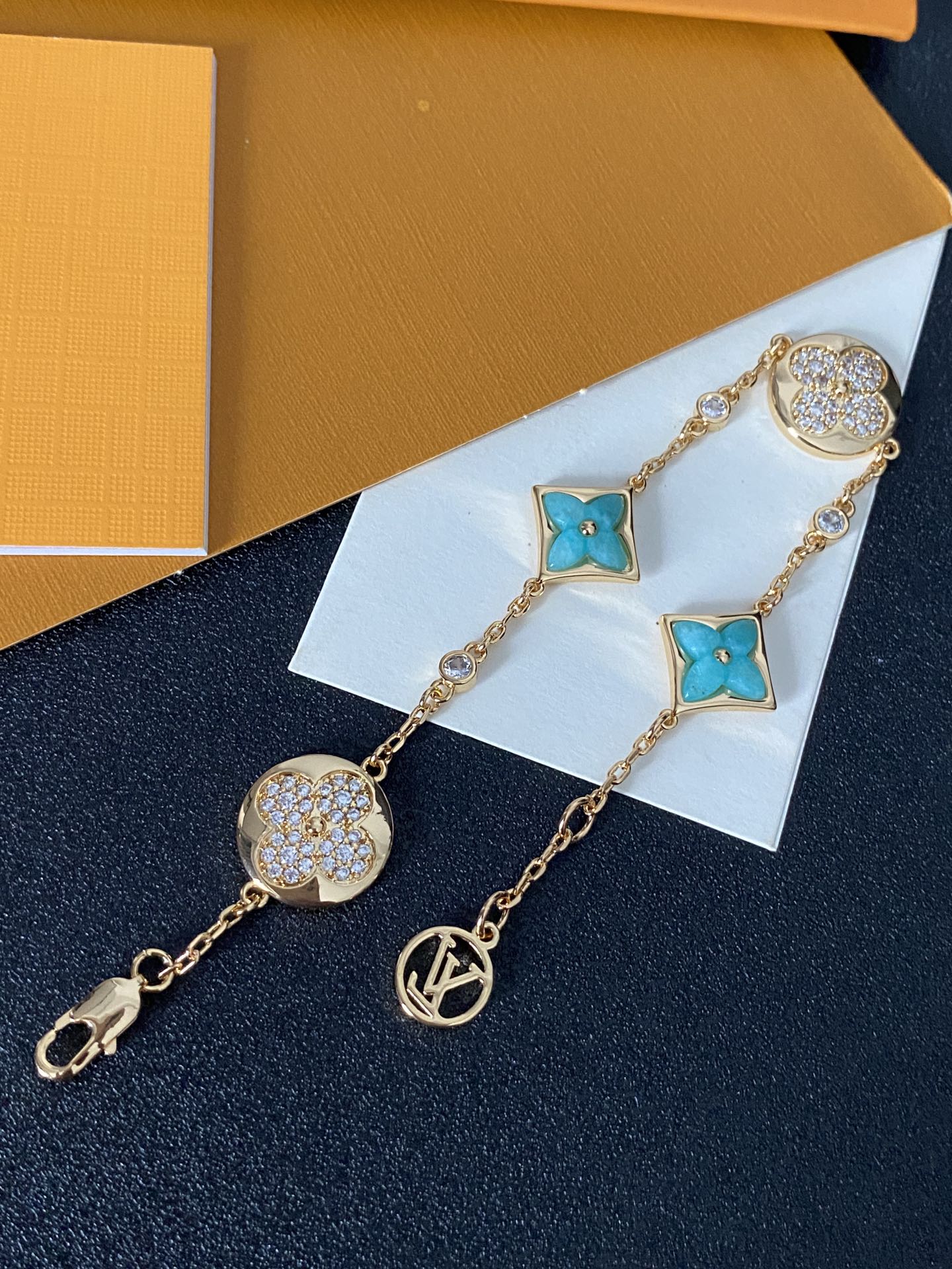 Pulsera lujosa de gemas con pedrería