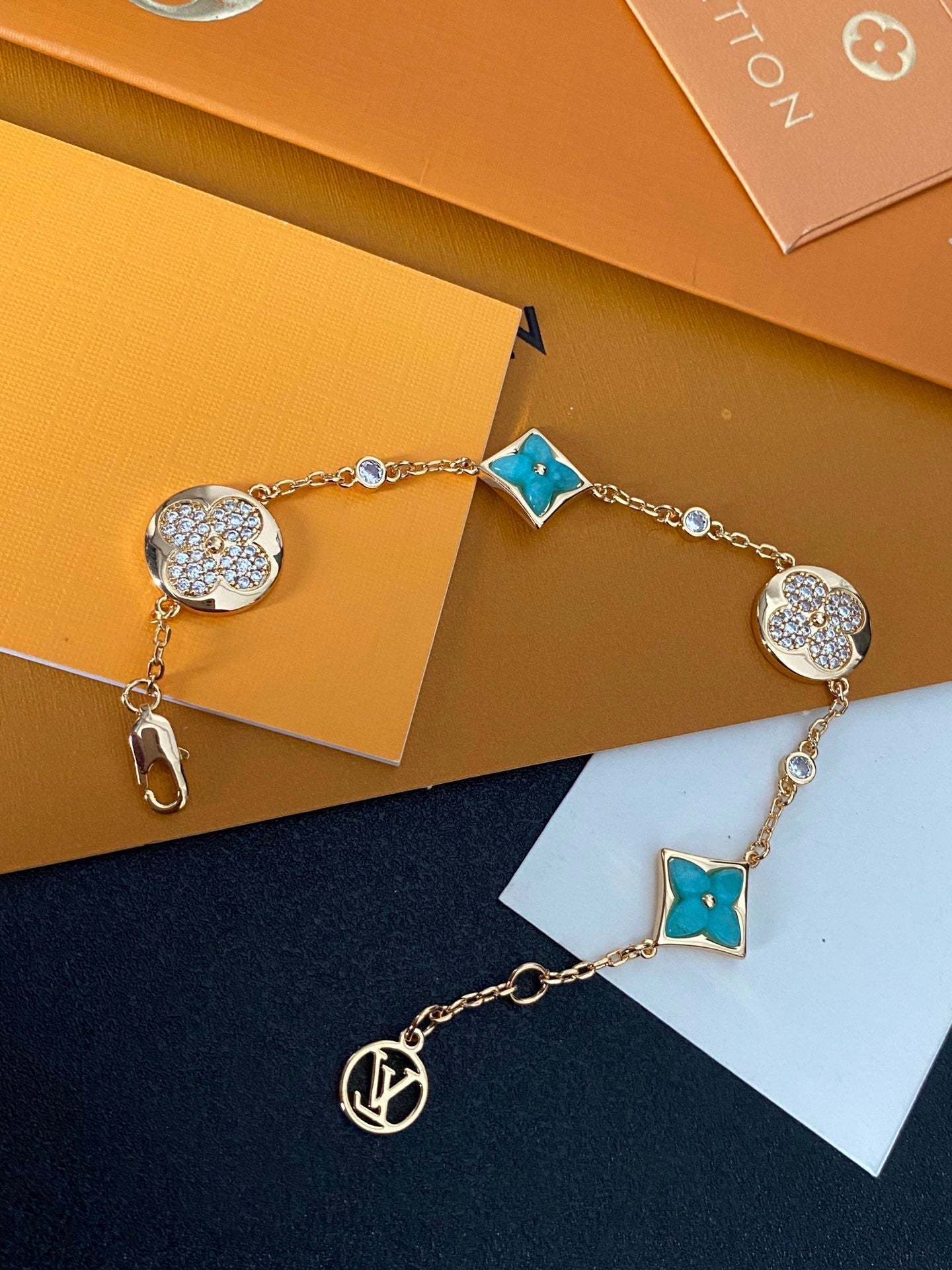 Pulsera lujosa de gemas con pedrería